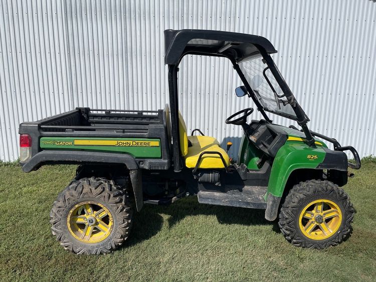 2013 John Deere 825i